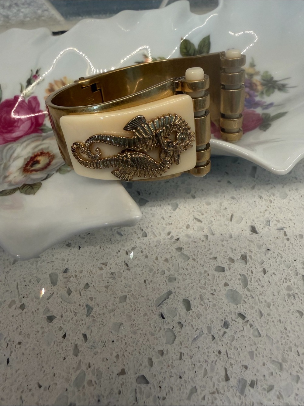 ACCEPTING OFFERS Vintage CAbi Sea Horse Motiff Cuff Gold & Ivory Tone - Picture 12 of 13